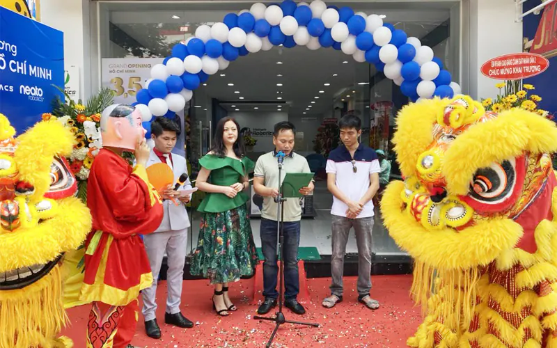 Giám đốc công ty Vietnam Robotics phát biểu tại buổi lễ khai trương