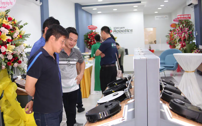 Showroom Robot hút bụi Vietnam Robotics